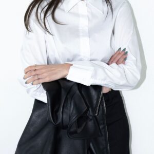 חולצה מכופתרת לבנה