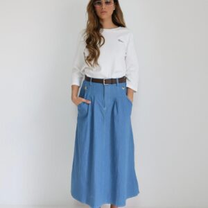 חצאית ג'ינס עם חגורה כחול בהיר