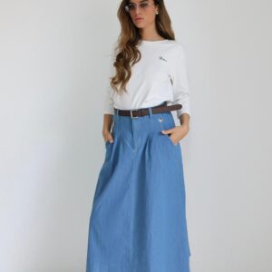 חצאית ג'ינס עם חגורה כחול בהיר